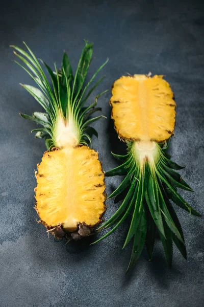 Ananas Beton Masada Tropikal Ülkelerden Egzotik Meyve Kesme Hamuru — Stok fotoğraf