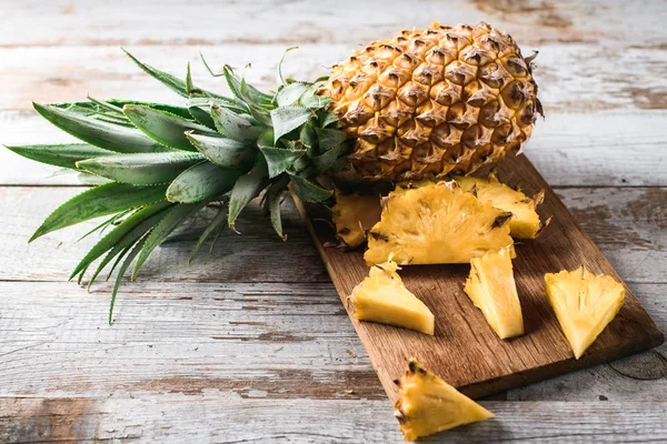 Ananas beton masada tropikal ülkelerden egzotik meyve. Kesme Selüloz ve dilimleri