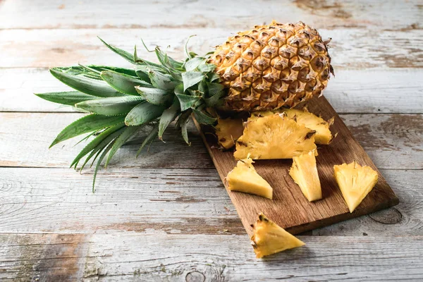 Ananas beton masada tropikal ülkelerden egzotik meyve. Kesme Selüloz ve dilimleri