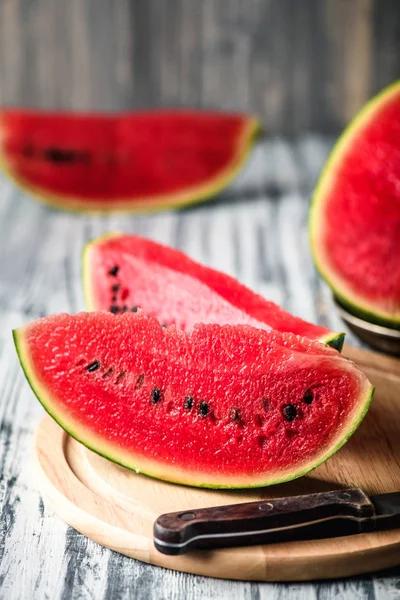 Karpuz rustik bir tablo. Kırmızı et parçalarını yakın çekim