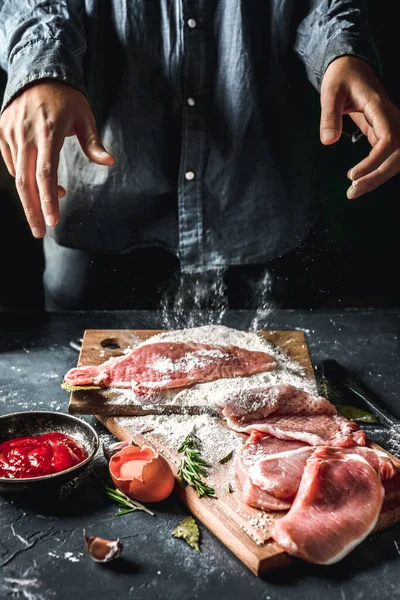 Rauwe Karbonades Stukjes Varkensvlees Voor Roltrappen Snijplanken Met Bloem Rozemarijn — Stockfoto