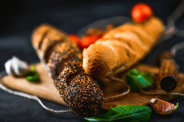 Çavdar ekmeği ve buğday ekmeği. Çavdar ekmeği kahverengi ve beyaz ekmek yakın plan.