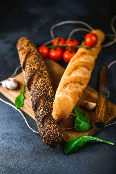 Żyto Bagietka Desce Krojenia Pumpernickel Brązowy Biały Chleb Zbliżenie — Zdjęcie stockowe