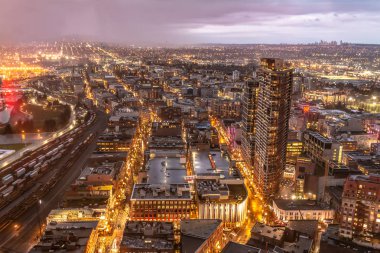 Köpüklü Vancouver cityscape alacakaranlıkta