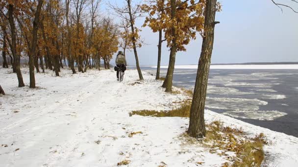 Homem Roupas Inverno Monta Uma Bicicleta Entre Árvores Longo Uma — Vídeo de Stock