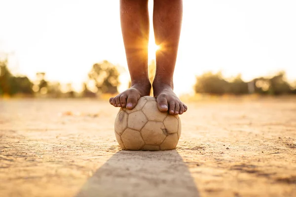 Güneşin altında topluluk kırsal alanda egzersiz için futbol futbol oynayan çocuklar bir grup bir eylem spor resmi.