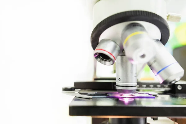 İçin kullanan laboratuar mikroskobu çıplak gözle için çok küçük nesneleri algılamak. Hastane, Doktor, tıbbi malzeme, sağlık ve bilim gibi kavram için resim.