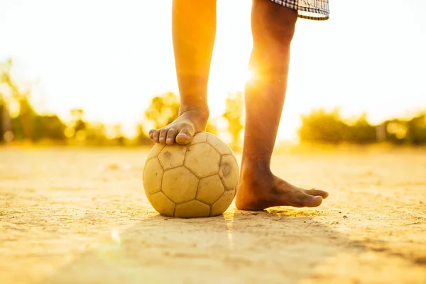 Güneşin altında topluluk kırsal alanda egzersiz için futbol futbol oynayan çocuklar bir grup bir eylem spor resmi.