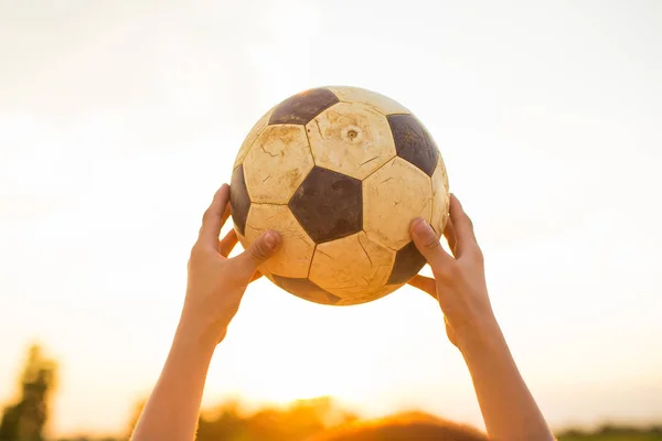güneşin altında topluluk kırsal alanda için futbol futbol oynayan çocuklar egzersiz.