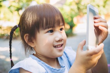 Akıllı telefon kullanan çocuklar : Bazı araştırmalar, 2 yaşından küçük bebekler ve çocuklar için eğlence medyasının (Tv dahil) kaçınılması gerektiğini ve cep telefonu radyasyonunun bebeğinize zarar verebileceğini ve Dehb'ye neden olabileceğini söylüyor.