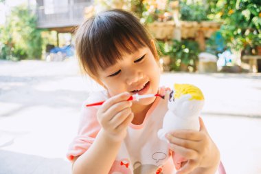 Dikkat eksikliği hiperaktivite bozukluğu veya otizm çocuk gibi nörogelişimsel bozuklukları olan çocuklar duyusal farklı öğrenme tarzı temel gerekir. Sanat aktivitesi kendi öz düzenleme geliştirmek