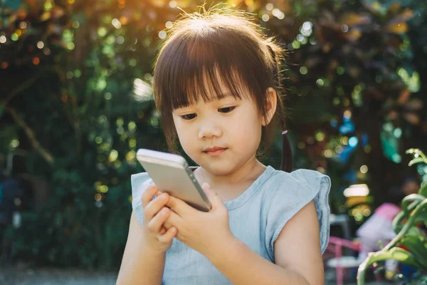 Akıllı Telefon Kullanan Çocuklar Bazı Araştırmalar Yaşından Küçük Bebekler Çocuklar — Stok fotoğraf