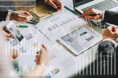 işadamı yatırım danışmanı analiz şirket finansal rapor bilanço tablosu dijital grafikler ile çalışıyor. Borsa, nakit, fon ve iş ekonomisi akışı için konsept resim.