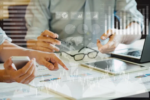 işadamı yatırım danışmanı analiz şirket finansal rapor bilanço tablosu dijital grafikler ile çalışıyor. Borsa, nakit, fon ve iş ekonomisi akışı için konsept resim.