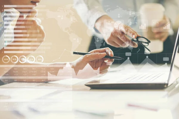 işadamı yatırım danışmanı analiz şirket finansal rapor bilanço tablosu dijital grafikler ile çalışıyor. Borsa, nakit, fon ve iş ekonomisi akışı için konsept resim.