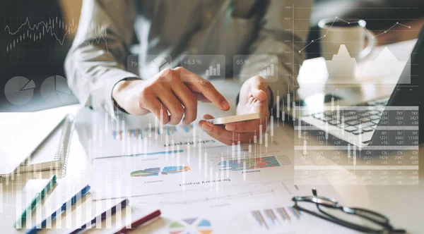 işadamı yatırım danışmanı analiz şirket finansal rapor bilanço tablosu dijital grafikler ile çalışıyor. Borsa, nakit, fon ve iş ekonomisi akışı için konsept resim.
