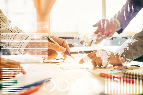 işadamı yatırım danışmanı analiz şirket finansal rapor bilanço tablosu dijital grafikler ile çalışıyor. Borsa, nakit, fon ve iş ekonomisi akışı için konsept resim.