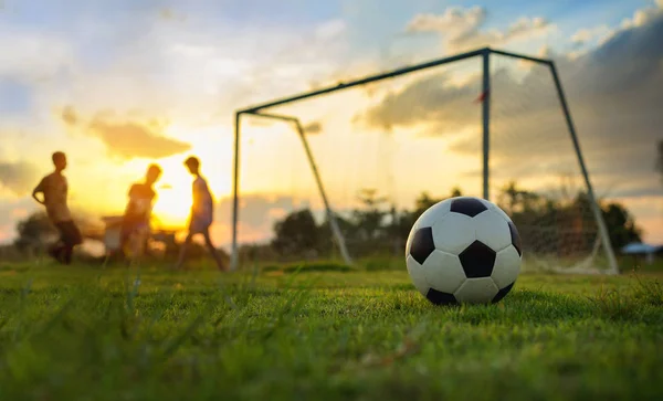 grupo de pessoas jogando futebol em campo de grama verde - puzzle online