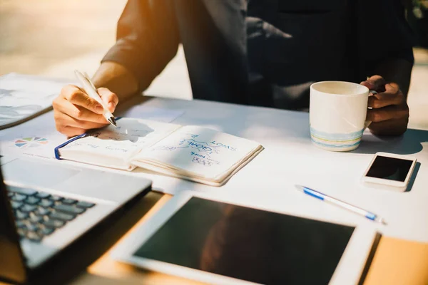 swot için proje üzerinde çalışan işadamı modern ofis alanında belgeler grafikleri ile şirket mali rapor dengesi analiz. İş, ekonomi, piyasa, strateji ve vergi kavram resmi.