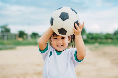 Egzersiz için futbol futbol oynamak tip A kişilik çocuk güneş ışığı.