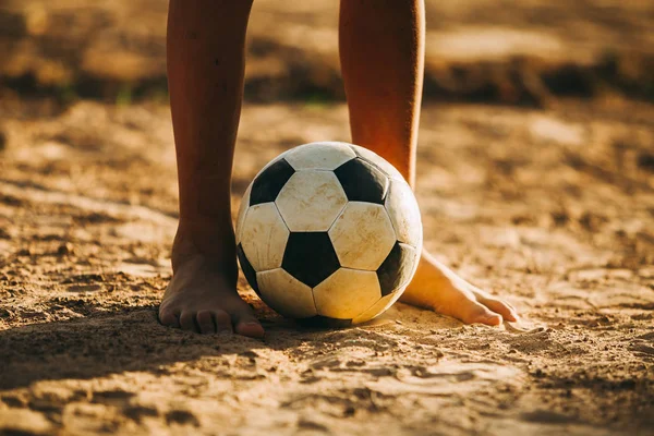 Gün batımından önce egzersiz için futbol futbol oynayan bir grup çocuk bir aksiyon spor resmi.