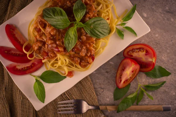 Pasta Bolognese Med Basilikum - Stock-foto