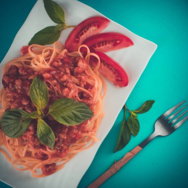 Fesleğenli bolognese makarna