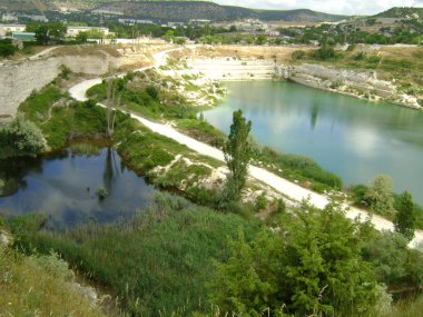 Şehir dışında iki göl oluşmuş terk edilmiş taş ocağı.