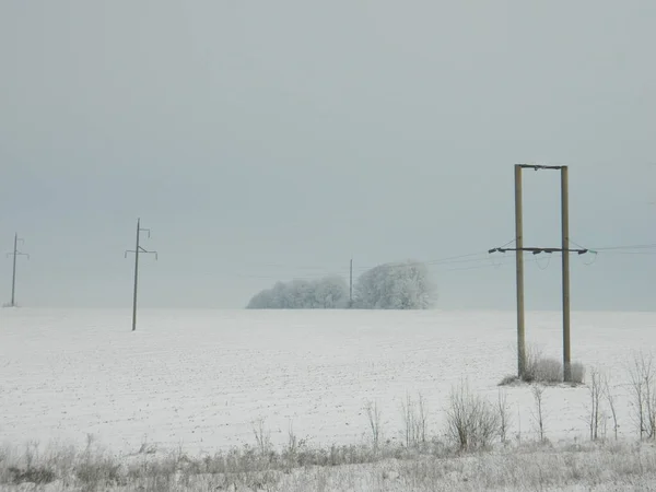 Karla kaplı sahada bir kış günü.