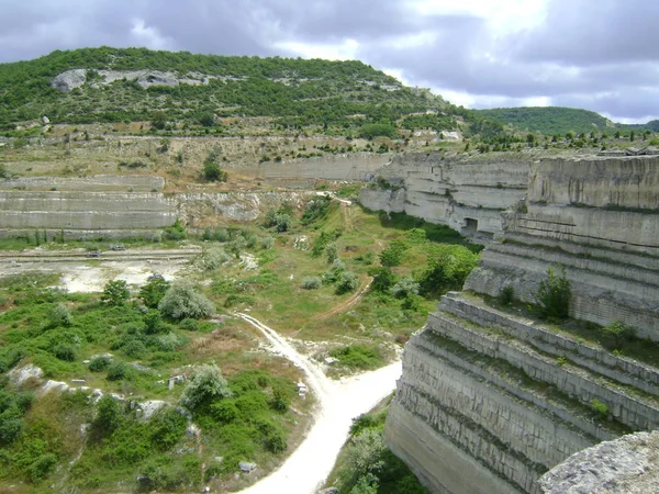 Ukrayna açık alanlarda açık bir günde güzel kanyonlar.
