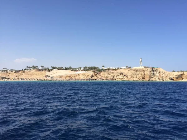 Mavi deniz ıssız sahil.     .