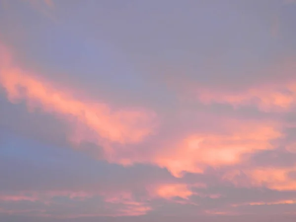 Yükselen güneş ışınlarının sabah bulutlar aydınlatmak.