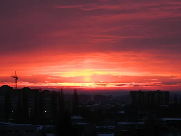 Uyuyan şehrin üzerinde kızıl şafak.
