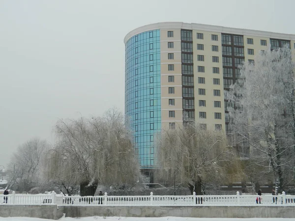 Modern bina hangi insanlar parkta yürüyüş.