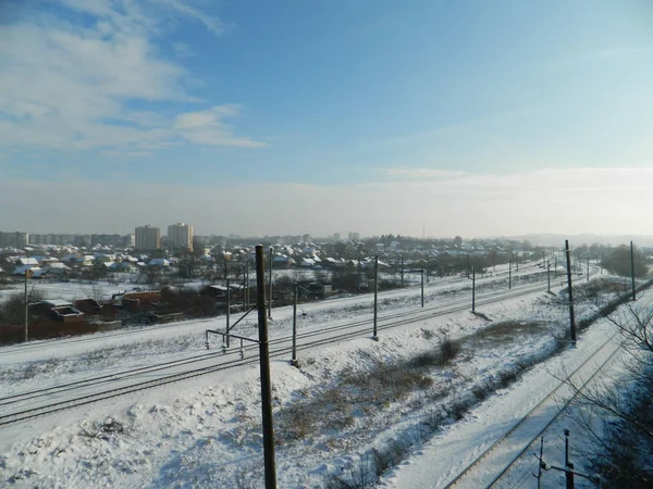 Orada olan özel ön planda bir sanayi kenti Panoraması evler, demiryolu ve güç hatları.