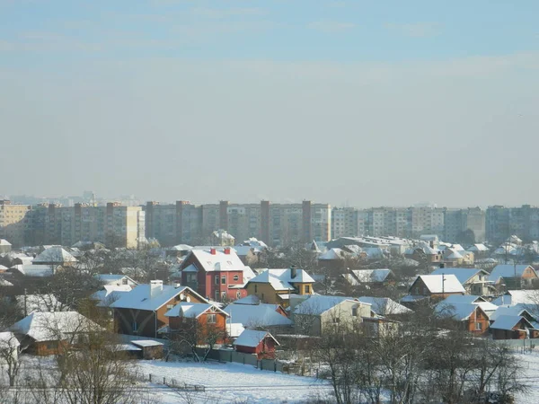 Hangi özel evler ön planda şehir panoraması.