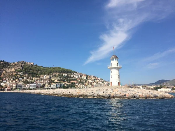 Akdeniz 'in kıyılarında deniz feneri.