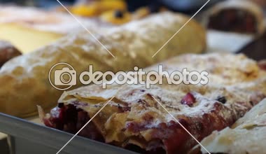 Et strudels ve bir fırın tepsisine bir restoranda yalan tatlı strudels yakın çekim