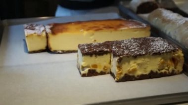 Bir fırın tepsisine Cheesecakes ile pudra şekeri serpilir