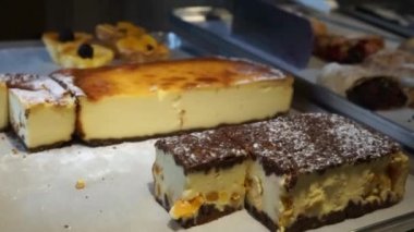 Tatlı meyveli turta, meyveli turta et ve mantar, cheesecakes ve hamur işleri ile olan fırın tepsisine bir restoran penceresinde