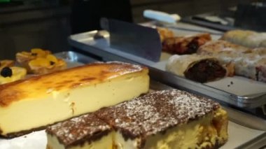 Tatlı meyveli turta, meyveli turta et ve mantar, cheesecakes ve hamur işleri ile olan fırın tepsisine bir restoran penceresinde
