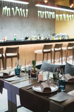 Birkaç kişilik bar yakınındaki bir restoranda sunulan tablo