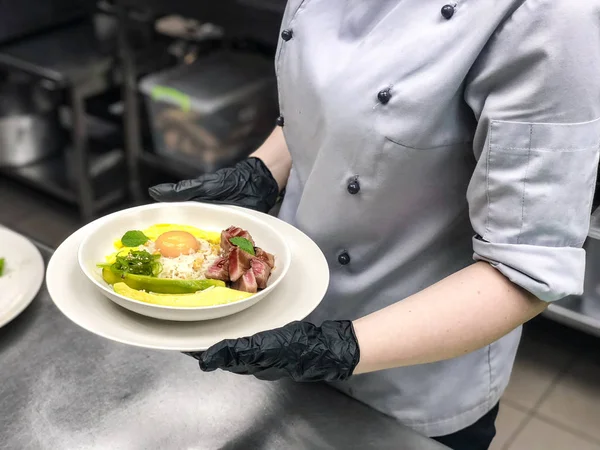 Chef Restoranlar mutfakta avokado salatası plakalı siyah eldiven