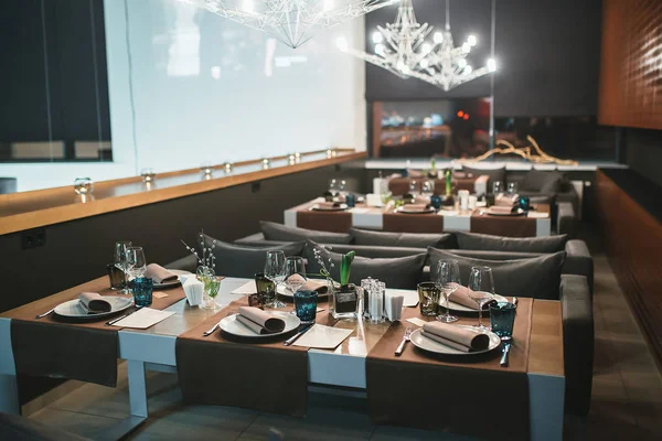Birkaç kişilik bar yakınındaki bir restoranda sunulan tablo