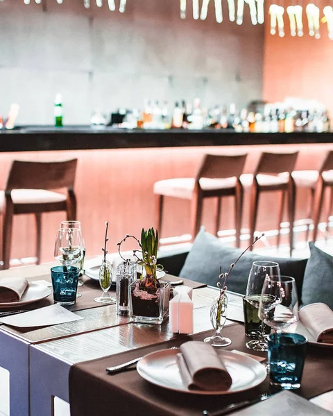 Birkaç kişilik bar yakınındaki bir restoranda sunulan tablo