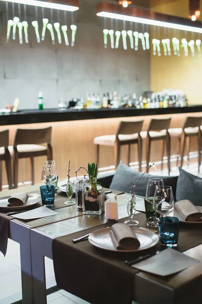 Birkaç kişilik bar yakınındaki bir restoranda sunulan tablo
