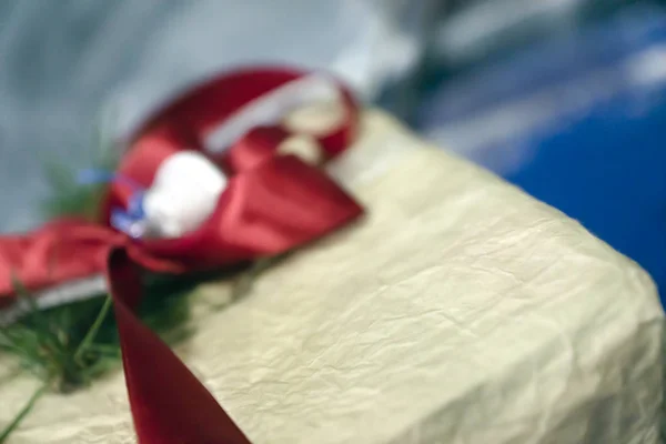 eski kağıt yeni yıl hediyesi kırmızı kurdele ile sarılmış