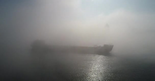 Enorme Chiatta Sul Fiume Dnipro Nella Nebbia Mattutina Con Una — Video Stock