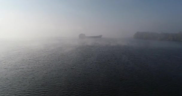 Uma Enorme Barcaça Rio Dnipro Nevoeiro Manhã Com Uma Silhueta — Vídeo de Stock