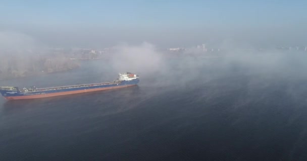 巨大な船の建物や都市 の背景 空気からショット 目に見えるシルエットの朝の霧のドニプロ川で — ストック動画